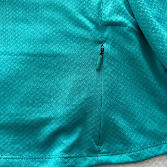 Under Armour women’s heat gear XL pull over shirts - 2 total - Picture 9 of 9